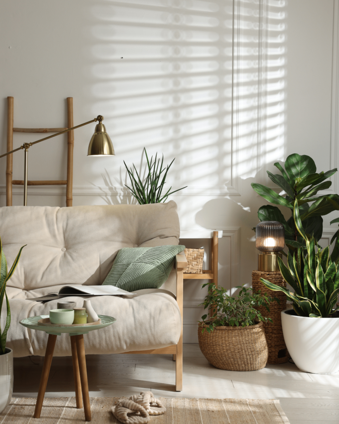 Lys og rolig stue med planter, teksturer og nordiske detaljer.